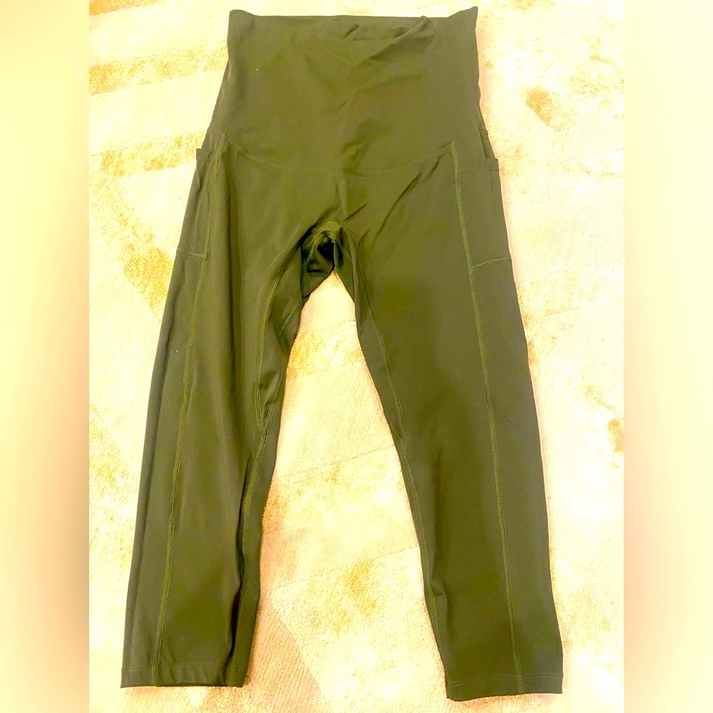 Maternity leggings, high waisted, soft & stretchy with side pockets!